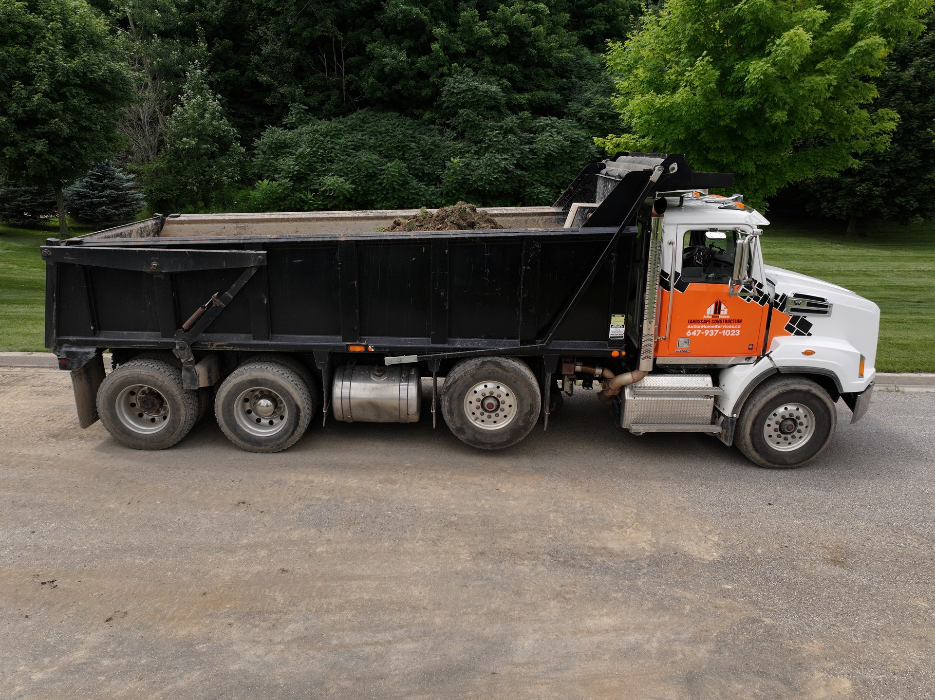 Bins Toronto tri-axle dump truck loaded with soil for contractor disposal in Toronto
